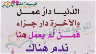 Illustration eines Casinotisches mit Chips und Karten, symbolisch für Strategie und Berechnung